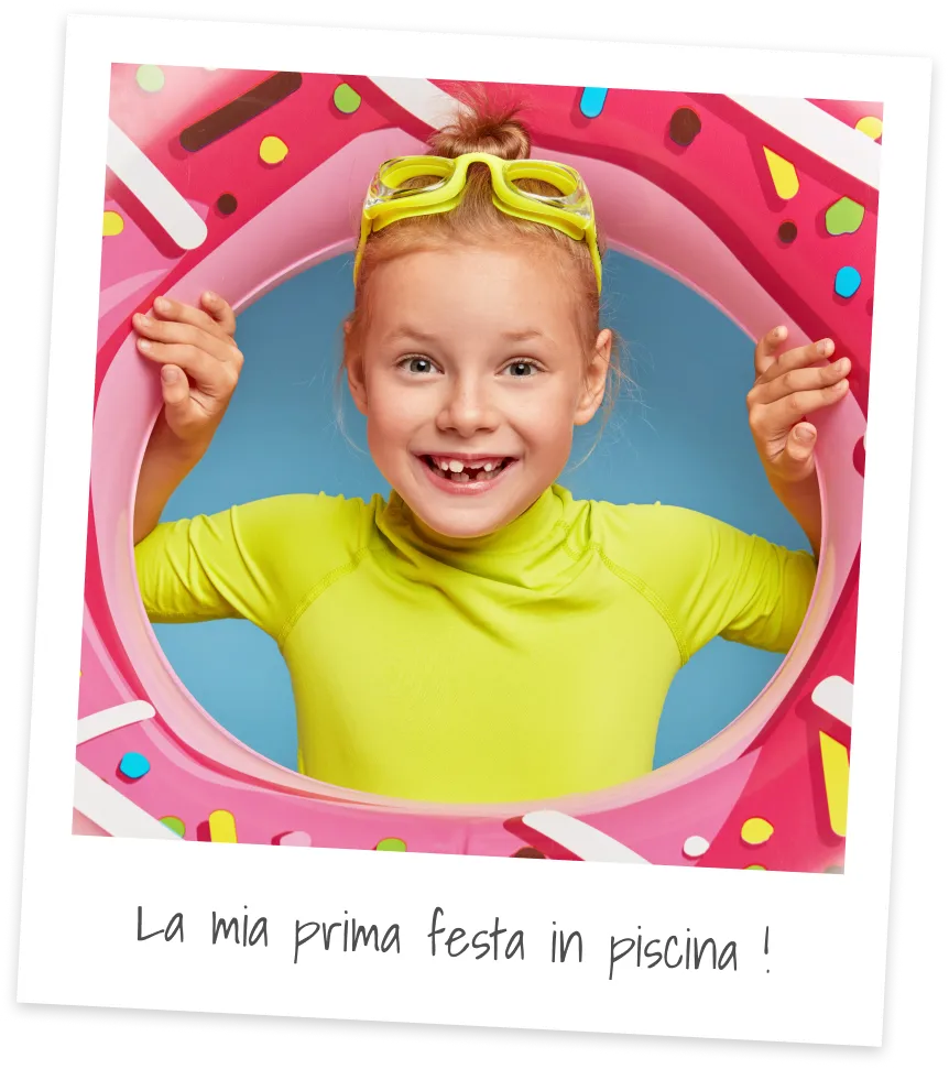 Una polaroid di una bambina sorridente con degli occhiali gialli da piscina sopra la testa, spunta dal foro di una grande ciambella gonfiabile. In basso è scritto "La mia prima festa in piscina!".