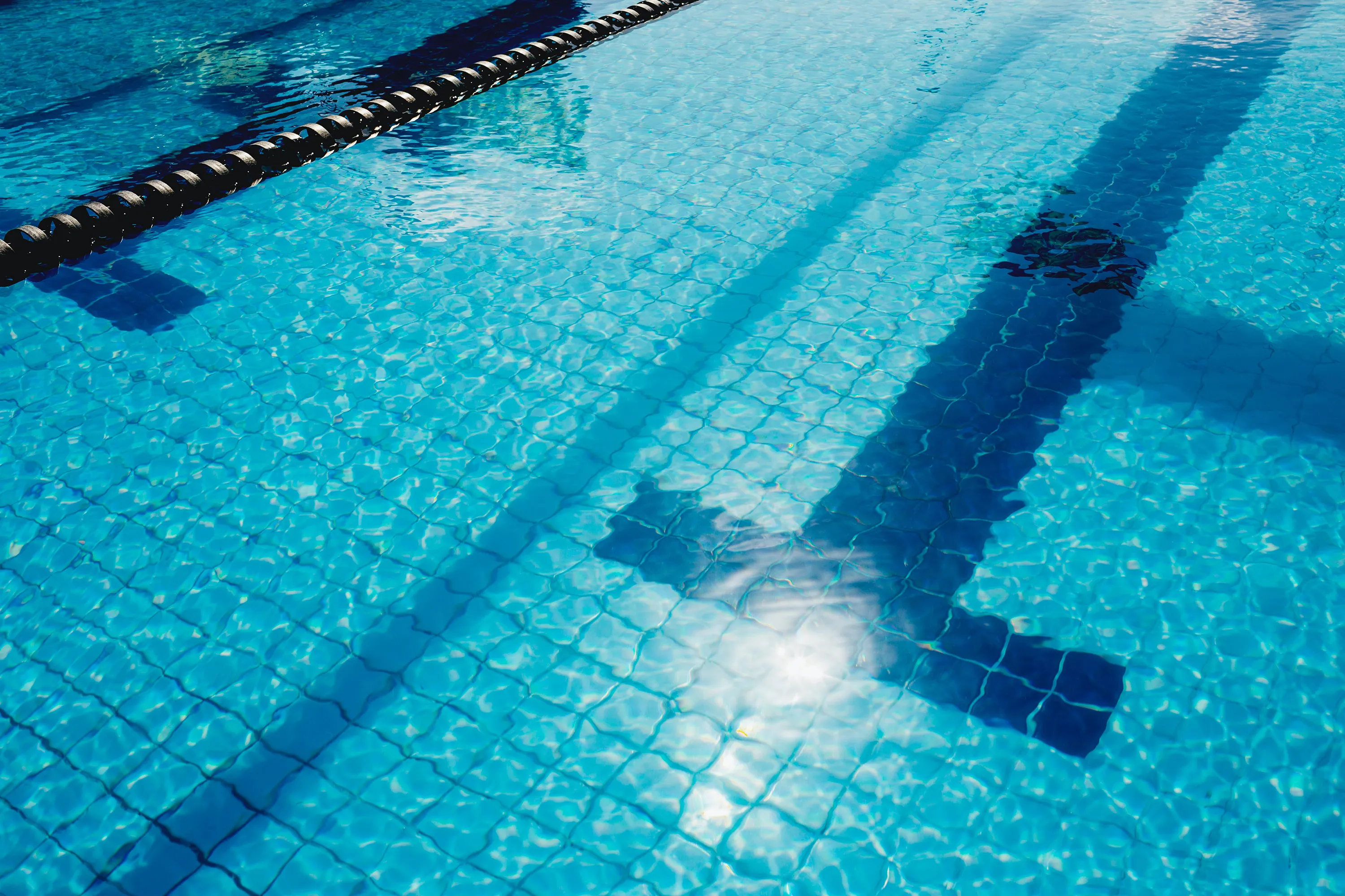 uno zoom sulla corsia di una piscina