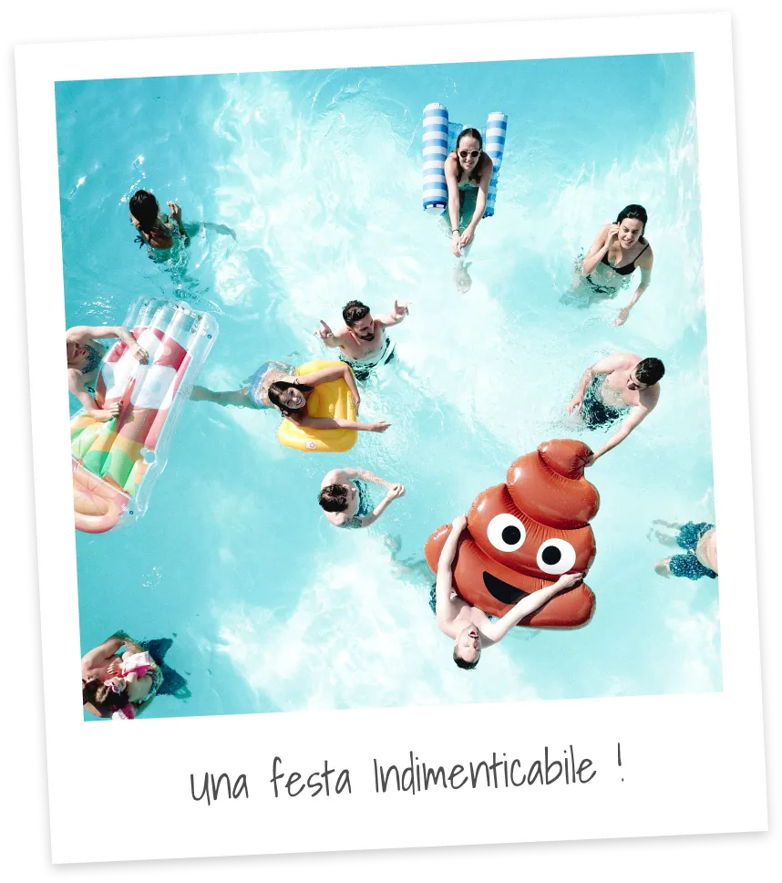 La polaroid scattata dall'alto di un gruppo di persone che stanno festeggiando in una piscina. In basso è scritto "Una festa indimenticabile!".