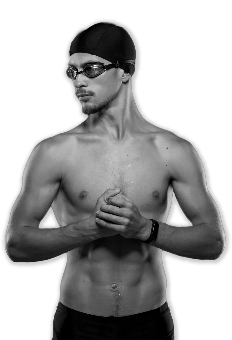 La foto di un nuotatore in bianco e nero con le mani incrociate davanti al petto e lo sguardo rivolto verso destra