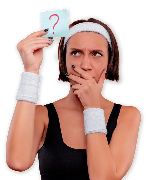 Una sportiva con una mano si tiene la bocca e rivolge lo sguardo perplesso all'altra mano con cui sta sollevano una carta con disegnato un punto interrogativo rosso.