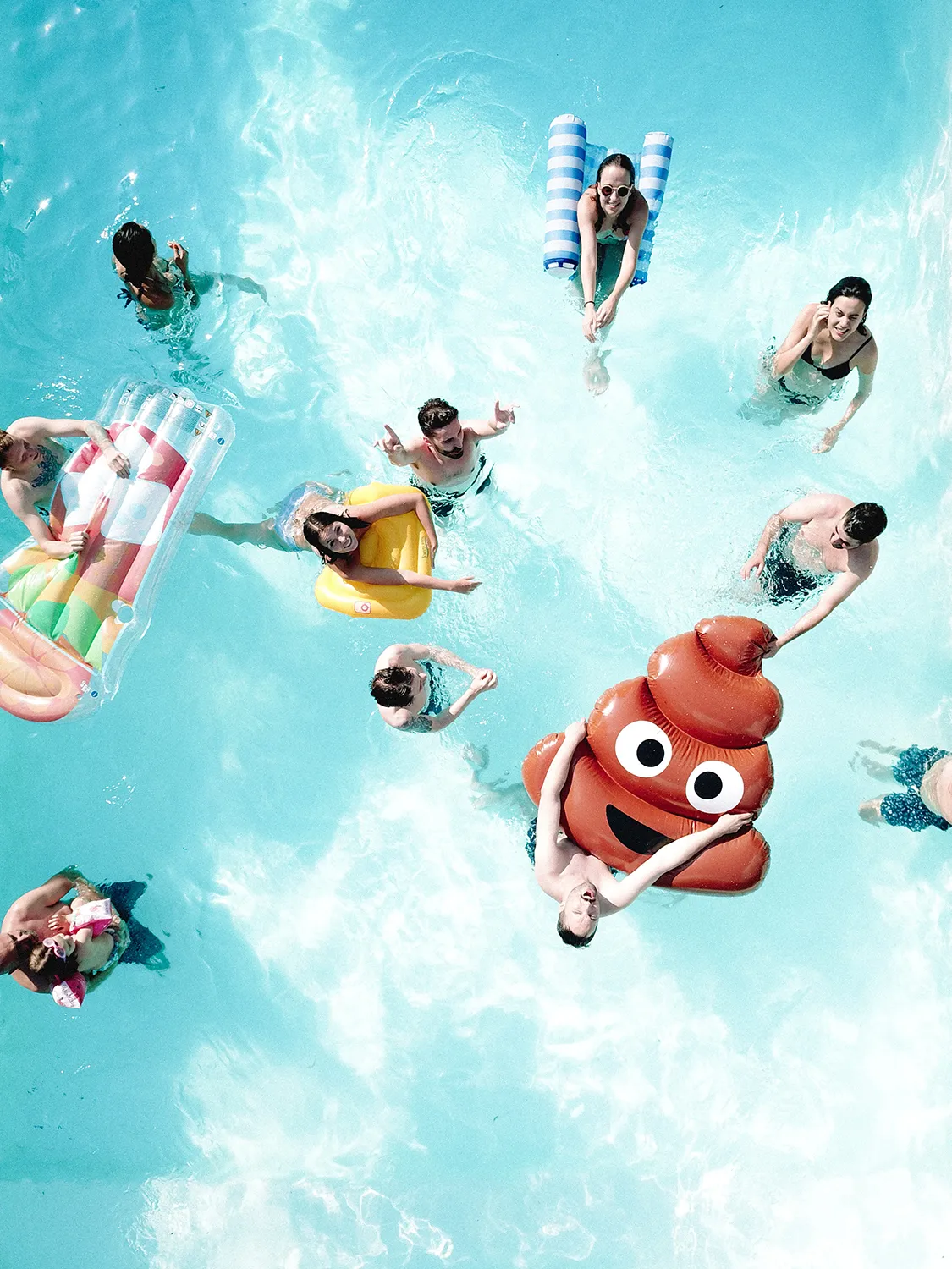 Una fotografia dall'alto di un gruppo di persone che stanno festeggiando in una piscina